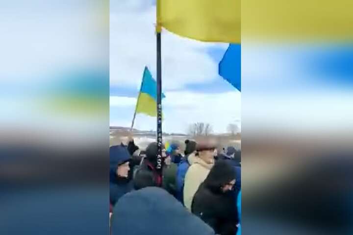 «Троїцьке − це Україна»: жителі міста вийшли на протест (відео)