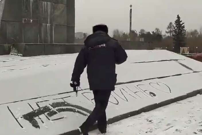 «Нет войне!»: російський поліцейський злякався напису на снігу (відео)