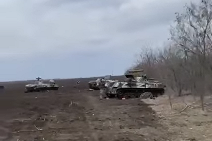 Під Миколаєвом російські окупанти кинули техніку та втекли (відео)
