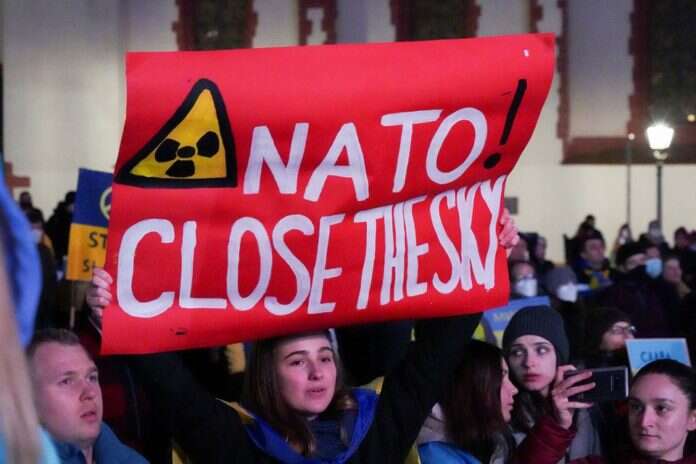 НАТО не закриє небо над Україною, щоб не наражати на небезпеку європейців – Берлін