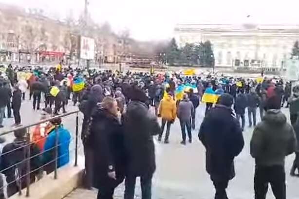 Херсон знову вийшов на площі і скандує окупантам «додому!» (відео)