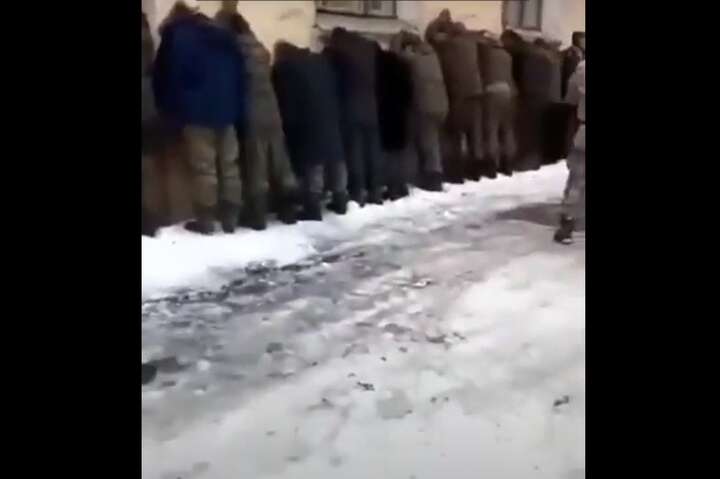 У Сумах захисники України показали натовп взятих у полон росіян (відео)