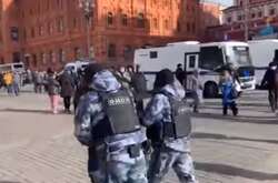 ОМОНівці у росії скрутять кожного, хто хоче донести правду про війну