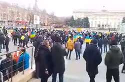 Горожане продолжают сопротивляться оккупантам