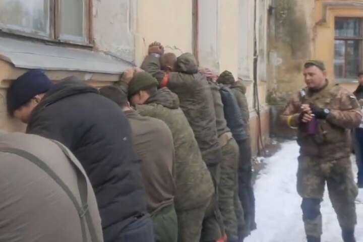 Нацполіція Сумщини встановила особи групи полонених окупантів (фото, відео)