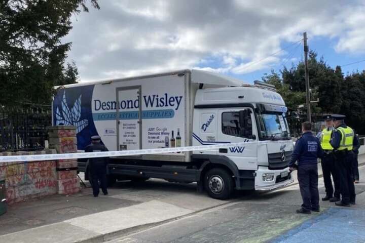 Вантажівка протаранила ворота посольства Росії в Ірландії