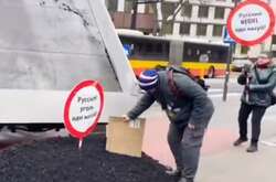 «Російське вугілля, йди нах@й». Поляки влаштували протест під посольством РФ (відео)