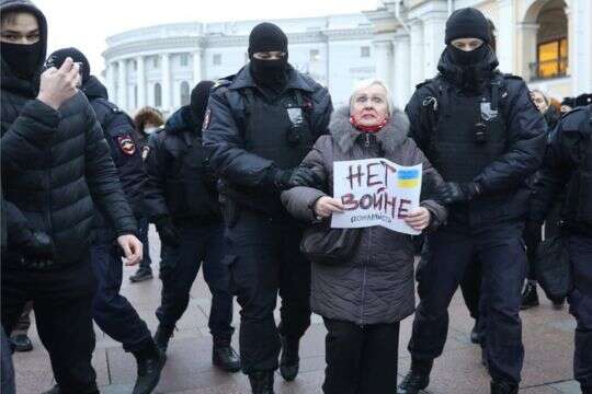 Опозиція РФ емоційно закликала жінок вийти 8 березня на протести (відео)