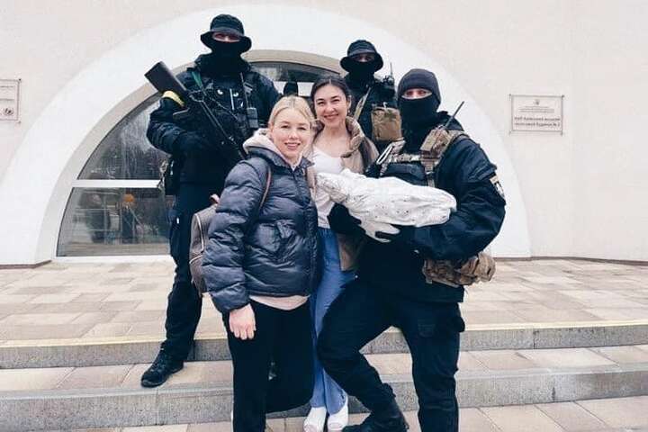 Київський поліцейський в умовах війни забрав дружину й сина з пологового: зворушливі фото