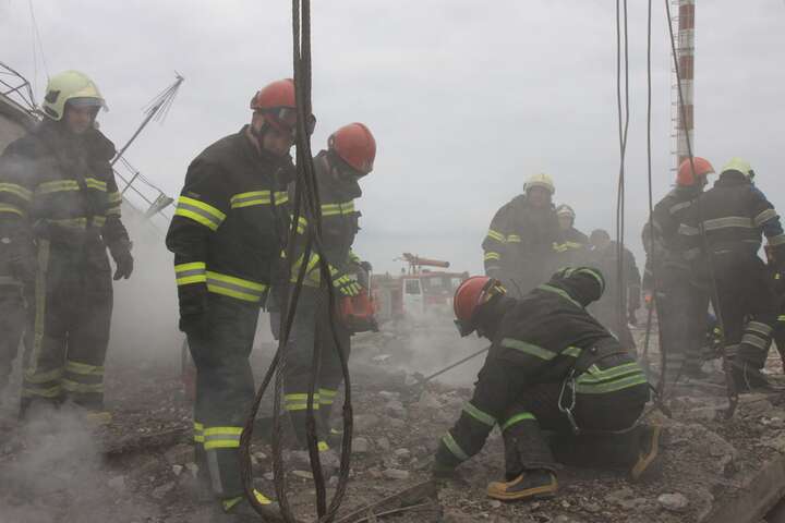 Рятувальники розібрали завали аеропорту у Вінниці: є загиблі та поранені