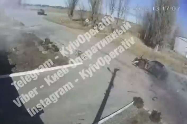 Військові злочини росіян. БМП розстріляв автомобіль з пенсіонерами (відео)