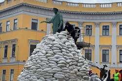 От оккупанта можно ожидать всего, поэтому памятник защитили мешками с песком