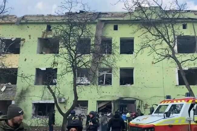 Росіяни розбомбили дитячу лікарню Маріуполя: 17 поранених 