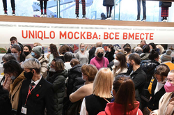 В РФ люди выстраиваются в очереди за одеждой и деньгами