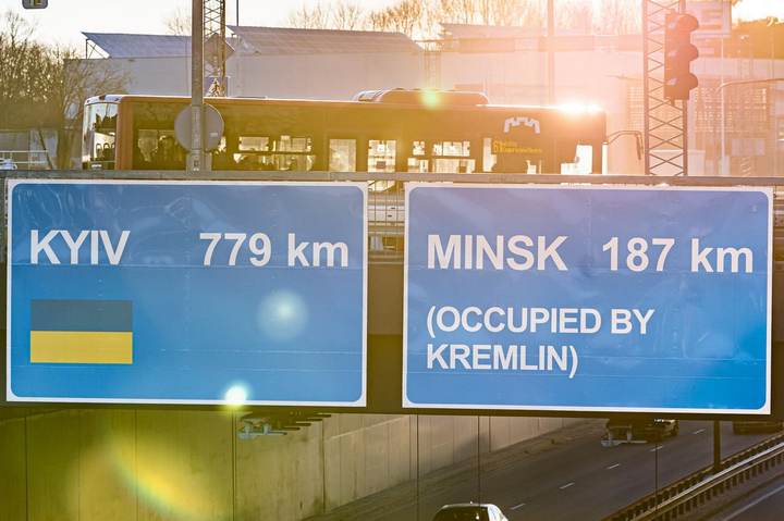 У Вільнюсі з'явився новий дорожній знак на підтримку України 