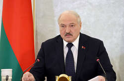 Лукашенко визнав, що продовжує тримати контакти з Путіним, який напав на Україну