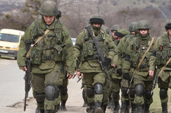  Желтые отметки носят украинские военные 