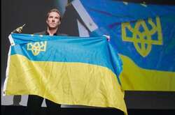 Камбербэтч вышел на сцену в Санта-Барбаре с украинским флагом