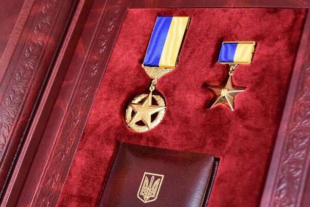 Зеленський присвоїв звання Герой України та нагородив низку захисників орденами