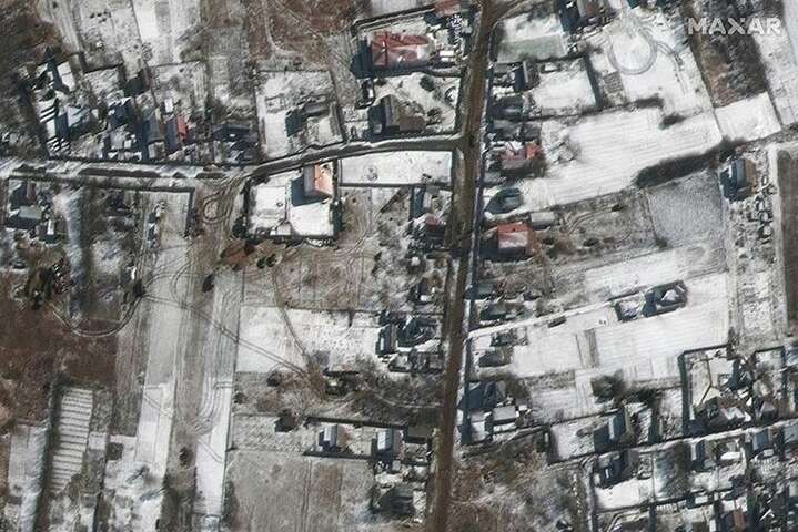 Під Києвом розсіялася колона російських окупантів: супутникові знімки