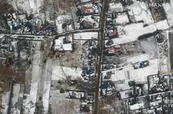  Російські військові машини стоять на проїжджій частині в житлових районах Озерська, приблизно в 40 км на північний захід від Києва  