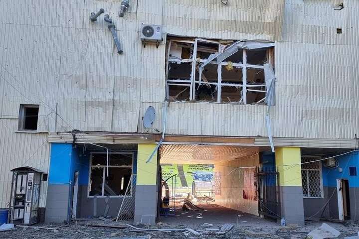 Окупанти обстріляли стадіон та бібліотеку Чернігова (фото)