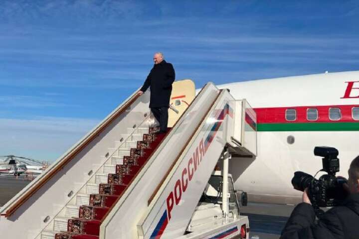 Лукашенко прилетів у Росію на зустріч з Путіним (фото, відео) 