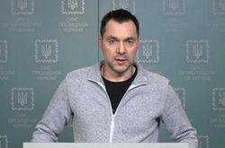 «Це спроба зупинити дії нашої авіації» – Арестович про нічне бомбардування міст