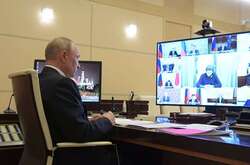 Весь мир ненавидит президента россии. Не зря тот закрылся в бункере