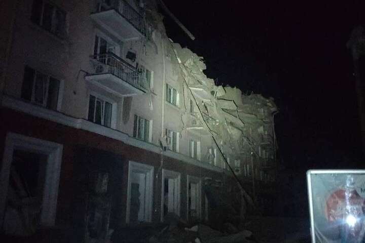 Рашисти розбомбили готель, що був однією з візитівок Чернігова (фото)