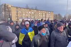 Люди держат в руках плакаты и выкрикивают: «Верните мэра» и «Свободу мэру»