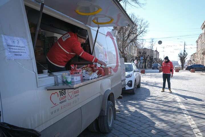 Турецькі благодійники розгорнули у Чернівцях польову кухню для переселенців