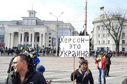 Мужні жителі Херсона виходять на мітинги проти окупантів 