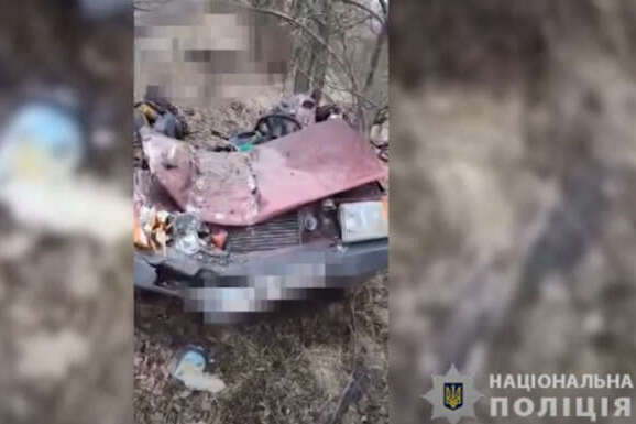 Под Мелитополем оккупанты танком раздавили автомобиль с ребенком