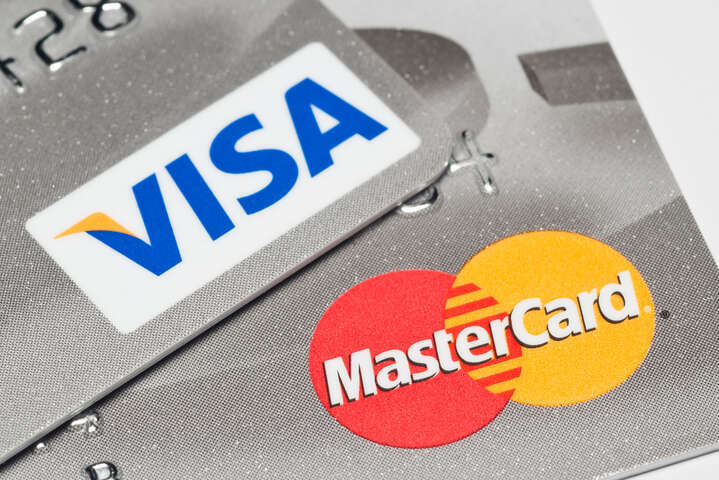 Найбільший білоруський банк вводить обмеження за картками Visa, Mastercard та Maestro