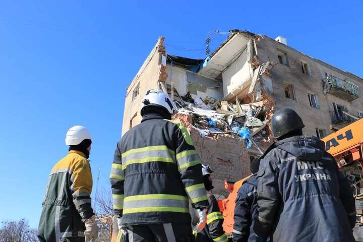 У Харкові рятувальники розбирають зруйновані ракетами будинки та знаходять загиблих
