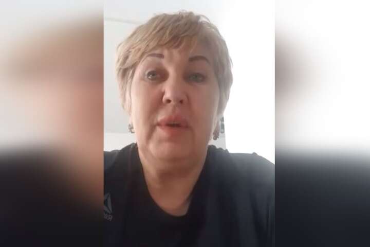 Росіянка, що живе у Києві, порвала російський паспорт (відео)
