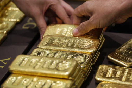 Вторгнення РФ в Україну викликало різкий попит на золото – Bloomberg