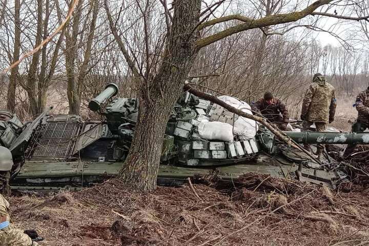 На Чернігівщині українці знищили танковий підрозділ окупантів, він прямував на Київ (фото)
