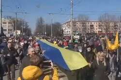 «Русский солдат – фашист»: жителі Херсона вийшли на мітинг проти окупації (відео)