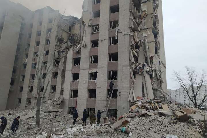 В Чернигове авиаударом разрушена девятиэтажка, есть погибшие (фото)