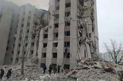 В Чернигове авиаударом разрушена девятиэтажка, есть погибшие (фото)