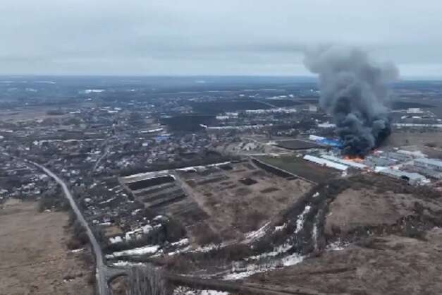 Оккупанты разбомбили известную на всю Украину фабрику дверей (видео)