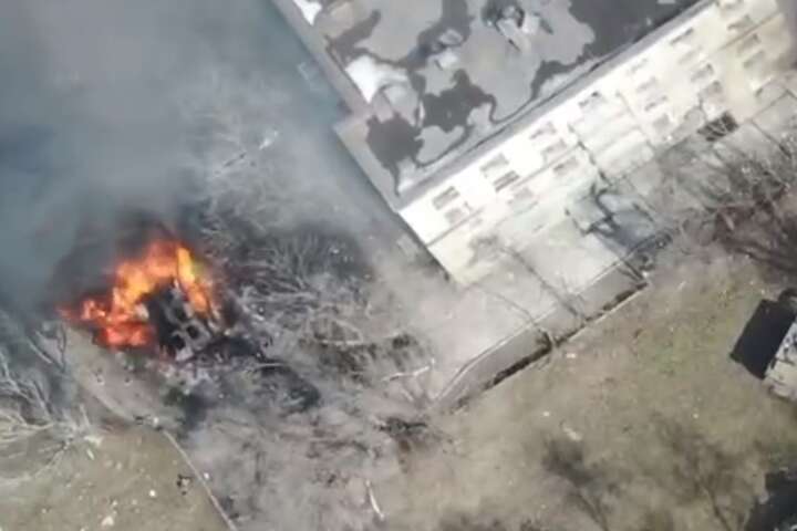 Під Маріуполем знищено бронетехніку окупантів (відео)