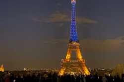  Синьо-жовті кольори прикрашали головну пам'ятку Парижу три дні 