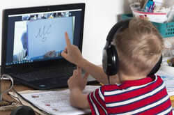 Навчання під час війни. На Хмельниччині освіту дистаційно здобувають 1310 дітей-переселенців