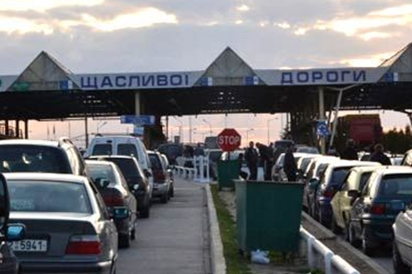 Прикордонники не радять залишати Україну через Польщу. Названі альтернативні маршрути