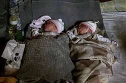 Діти сплять у бомбосховищі