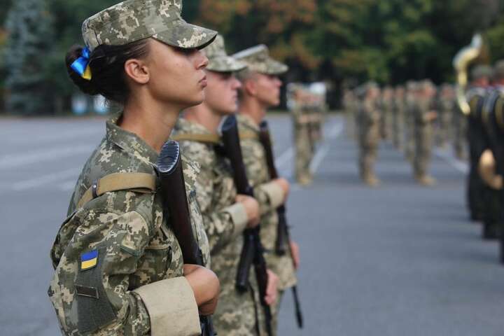 У Збройних силах розповіли, чи призиватимуть жінок до армії