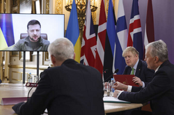 Джонсон пообещал Украине помощь, которая защитит города от бомбардировок